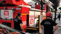 Sahibinin omzunda gezerken korkup kaçan papağanın imdadına itfaiye yetişti