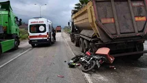 Hafriyat kamyonuyla çarpışan motosikletin sürücüsü yaralandı