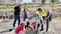 Doğayla buluşan çocuklar zeytin fidanlarıyla yeşile katkı yaptı
