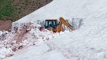 Tunceli’de haziran ortasında karla mücadele sürüyor