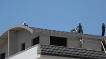 Alanya’da bunalıma girip çatıya çıkan şahsı polis ekipleri ikna etti