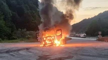Seyir halindeki tır bir anda alev aldı