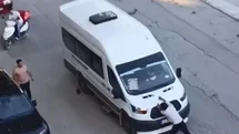 Önünü kestiği yolcu minibüsünü yumrukladı