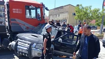 Yüksekova'da Ticari Araç ile Vinç Çarpıştı