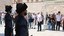 Konya'da Sultanlar Türbesi'nde Nöbet Değişimi