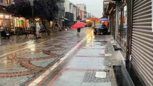Edirne'de Yağmurda İlginç Korunma Yöntemi
