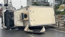 İstanbul'da Kamyonet Devrildi