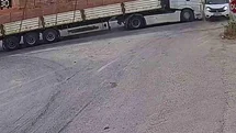 Kameralara yansıyan kaza ucuz atlatıldı: Tır, yola kayan kamyonete çarptı