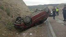 Sivas’ta otomobil takla attı: 2’si ağır 3 kişi yaralandı