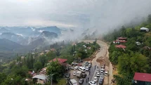 Şiddetli yağış heyelana yol açtı, motosiklet toprak altında kaldı