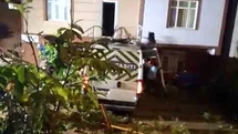 Çekmeköy'de Servis Minibüsü Bahçeye Uçtu