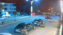 Kontrolden çıkan otomobil park halindeki araçlara çarptı: O anlar kamerada