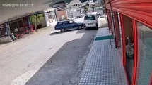 El freni çekilmeyen otomobil hareket edip minibüse çarptı: O anlar kamerada