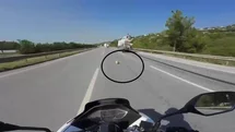 Mikserden düşen malzeme motosiklet sürücüsünü ölümle burun buruna getirdi