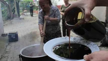 Erzincan'da Geleneksel Dut Pekmezi Üretimi