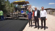 Kahta'da İlk Asfalt Serimi Yapıldı