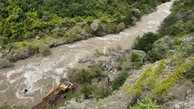 Artvin'de Dereye Düşen Araç Aranıyor