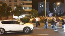 Kazada kaybettikleri yakınları için yolu kısa süreliğine ulaşıma kapattılar