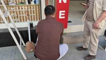 Eskişehir'de Tabelaya Sıkışan Kediyi Kurtardılar