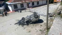 Takla atan otomobil aydınlatma direğine çarptı: 1 yaralı