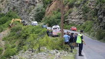 Şavşat Deresi’ne uçan kamyonet çıkarıldı, kayıp baba ve oğul aranıyor