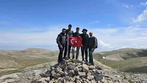 Komşu iki il zirvede birleşti, en yüksek yere Türk bayrağı dikti