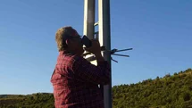 Telefon çekmeyen mezrada vatandaşlar elektrik direğine çıkıyor