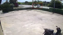 Hafif ticari araca ok gibi saplanan motosikletteki 2 kişi metrelerce havaya uçtu