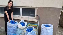 Boyu kadar mavi kapağı depremzedeler için topladı