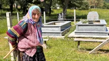 Ayağında kara lastik, elinde baston: Eşi ve oğlunun mezarından ayrılmıyor