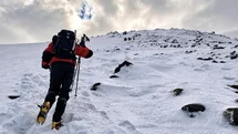 Kar ve tipiye rağmen Ağrı Dağı’na tırmanan dağcılar, tırmanışı kayıp dağcıya adadı
