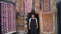 Yörük köylerinden topladığı halı ve kilimleri satarak geçmişi geleceğe taşıyor