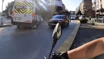 Önce motosikletlinin üzerine kırdı, sonra ters yöne girdi