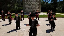 Kazak Türklerinin geleneksel yöresel kıyafetleri ile ünlü ’Kartal Dansı’nı sahnelediler