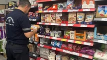 Germencik’te zabıta ekipleri marketlerde etiket ve son kullanma tarihi kontrolü yaptı