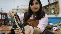 Manda ve koç boynuzları, usta ellerde takıya dönüşüyor