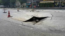 Esenyurt’ta İSKİ’nin boru hattı patladı, yol çöktü cadde göle döndü
