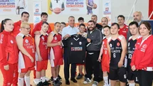 Sultangazi Belediye Başkanı Dursun, Down Sendromlular Basketbol Milli Takımı ile buluştu