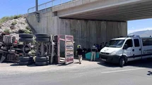 Damperi açılan kamyon köprüye çarptı: 1 ölü
