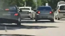 Elazığ’da peş peşe makas atan sürücü kameraya yansıdı