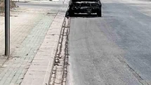 Yol kenarına bırakılan yanmış araç dikkat çekiyor
