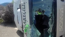 Hurda demiri yüklü tır devrildi: 1 yaralı