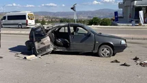 Elazığ’da otomobil, aydınlatma direğine çarptı: 1’i ağır 3 yaralı
