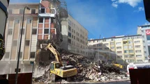 Erzurum’da kontrollü yıkımda korkutan anlar