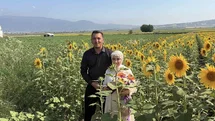 Osmaniye’de ayçiçeği tarlaları yeni evli çiftlerin gözdesi oldu