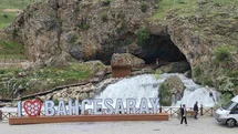 Bahçesaray’da Doğal Su Kaynağı İlgi Çekiyor