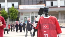 Türkiye’nin nüfusa kayıtlı robotu CANİKMAN öğrencilerle buluştu
