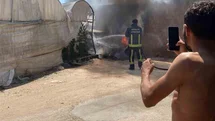 Seraların arasında park halindeki otomobil alev alev yandı