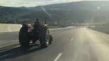 80 kilometre hızla giden aracı sollayan traktör sürücüsü kamerada