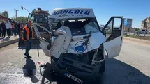 Yüksekova'da Minibüs ve Kamyon Çarpıştı